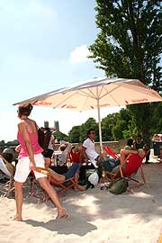 Kulturstrand der Urbanauten auf der Corneliusbrücke (Foto: Marikka-Laila Maisel)